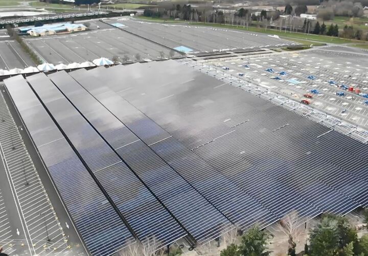 82.000 tấm pin mặt trời che phủ bãi đỗ xe rộng 200.000 m2 của Disneyland Paris, Pháp.(Ảnh: Times of India)