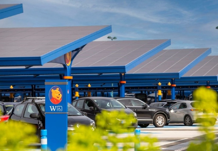 Cái mái che vừa tạo bóng mát vừa sản xuất điện sạch. (Ảnh: Times of India)