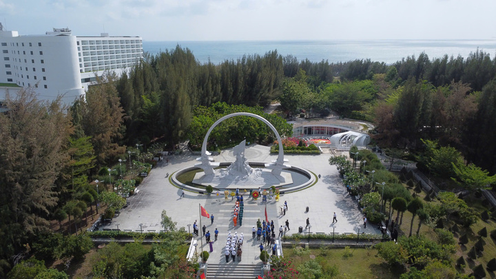 Những ngày này, tại khu tưởng niệm Chiến sĩ Gạc Ma (xã Cam Lâm, Khánh Hòa) liên tục đón nhiều đoàn khách đến dâng hương, tưởng niệm 64 liệt sĩ Gạc Ma anh hùng.