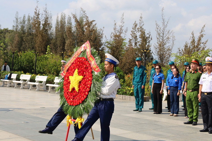Trong không khí trang nghiêm, các đoàn dành phút mặc niệm tưởng nhớ 64 chiến sĩ Hải quân Nhân dân Việt Nam đã anh dũng hy sinh để bảo vệ đảo đá Gạc Ma năm 1988 khi làm nhiệm vụ bảo vệ chủ quyền biển đảo của Tổ quốc.
