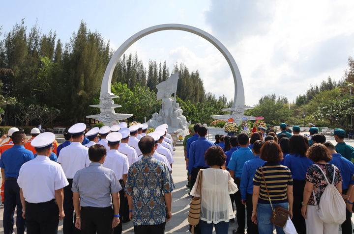 Khu tưởng niệm cũng hỗ trợ các đơn vị tổ chức nhiều hoạt động chào cờ, tưởng nhớ các anh hùng liệt sĩ, tuyên dương khen thưởng đoàn viên, thanh niên hoàn thành xuất sắc nhiệm vụ, giáo dục truyền thống yêu nước cho học sinh, sinh viên...