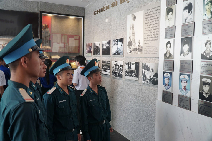 Các chiến sĩ của Lữ đoàn tàu ngầm 189 (Vùng 4 Hải quân) cùng tìm hiểu những câu chuyện, bài học lịch sử tại đây.