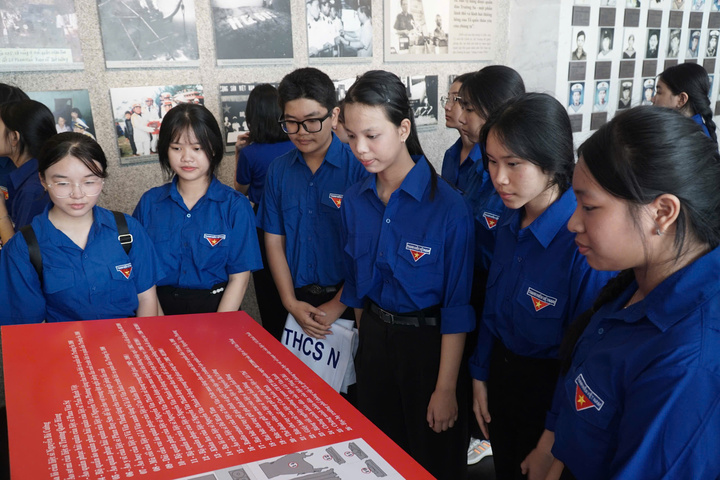 Sau lễ viếng, các bạn trẻ tham quan khu trưng bày tư liệu, hình ảnh về sự kiện Gạc Ma và lịch sử đấu tranh bảo vệ chủ quyền biển đảo của dân tộc.