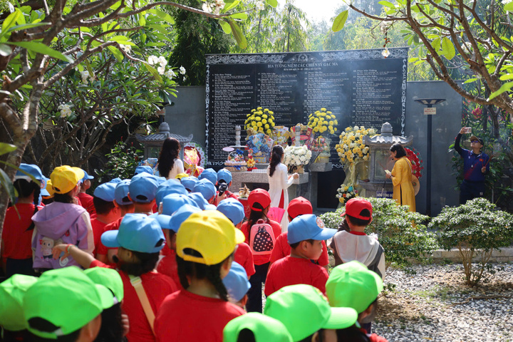 Đây cũng là dịp giáo dục truyền thống yêu nước, bồi đắp tinh thần trách nhiệm bảo vệ chủ quyền biển đảo cho mọi người dân, trong đó có các em nhỏ.