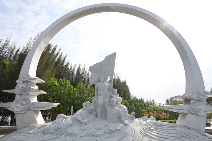 Bà Nguyễn Thị Trà My - Thường trực Ban quản lý Khu tưởng niệm Chiến sĩ Gạc Ma cho biết, thời gian qua khu tưởng niệm đã phối hợp tổ chức nhiều hoạt động như lễ kết nạp đảng viên, tuyên dương, khen thưởng... nhằm bồi đắp tình yêu quê hương, giáo dục lý tưởng cách mạng.