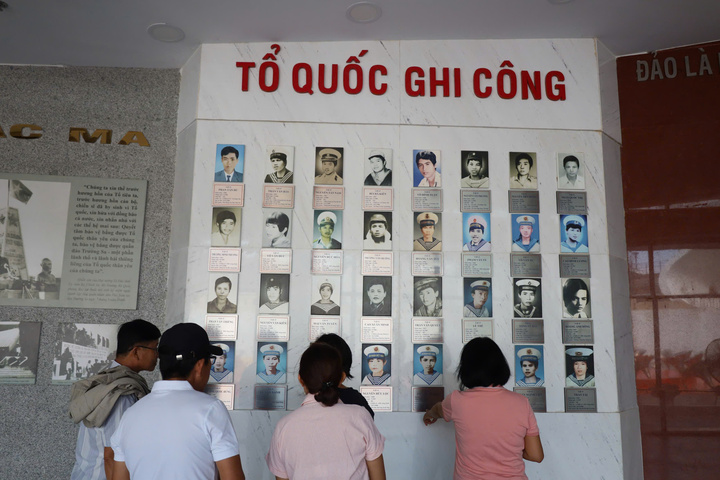 Chân dung 64 chiến sĩ Gạc Ma hy sinh trong trận chiến giữ đảo 38 năm trước.