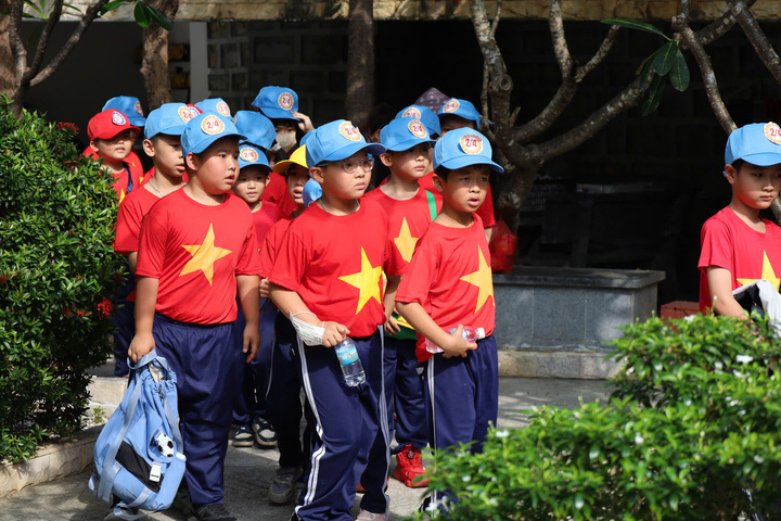 Nhiều em học sinh cũng được thầy cô dẫn về khu tưởng niệm, với ý nguyện đây là hành trình để thế hệ trẻ hiểu hơn về lịch sử, về sự hy sinh của những người lính biển trong sự kiện Gạc Ma ngày 14/3/1988.