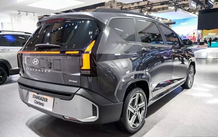 Thiết kế phần đuôi xe với cụm đèn hậu công nghệ LED đặc trưng.