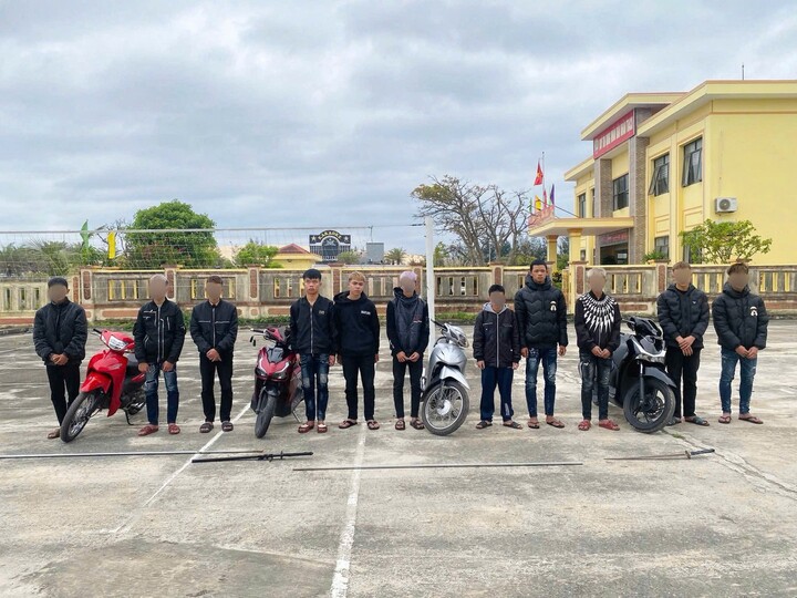 Nhóm thanh thiếu niên được triệu tập đến trụ sở công an để phục vụ công tác điều tra. (Ảnh: CACC)