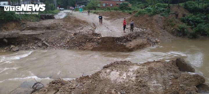 Cầu tạm bắc qua sông Ví bị cuốn trôi hồi rạng sáng 14/3. (Ảnh: B.Đ)