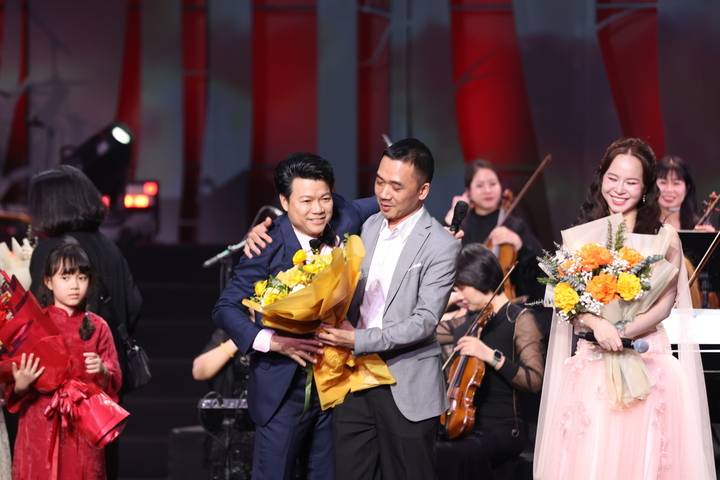 Trung tá Đỗ Bảo, Giám đốc Dàn nhạc Giao hưởng Quân đội chúc mừng Vũ Thắng Lợi.