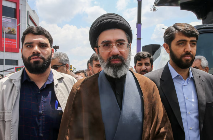 Lãnh đạo tối cao mới của Iran, ông Mojtaba Khamenei (ở giữa) tham dự một cuộc mít tinh ở Tehran, Iran. (Nguồn: Reuters)