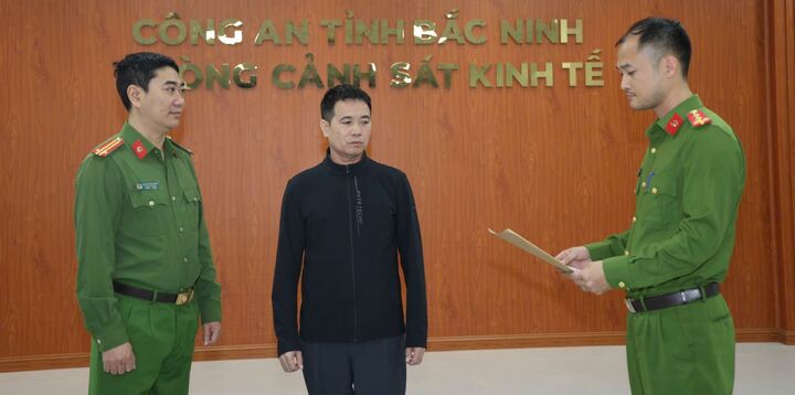 Cơ quan điều tra tống đạt các quyết định tố tụng đối với Nguyễn Công Khương. (Ảnh: Công an Bắc Ninh).