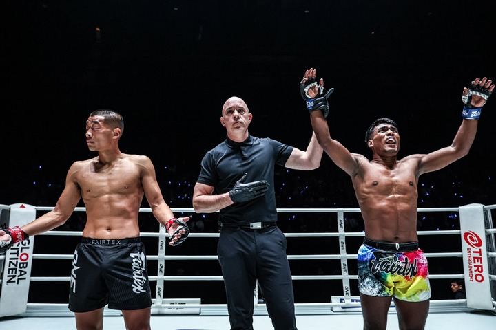 Trương Kim Hổ (bên trái) không mở được mắt trái sau khi trúng đòn phạm quy của đối thủ.