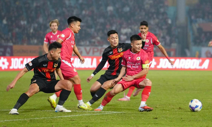 Chiến thắng trước Ninh Bình ở lượt đi là bước ngoặt đưa CAHN lên đầu bảng.