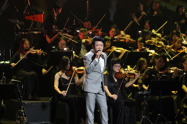 Live concert có sự góp mặt của 100 nhạc công của Dàn nhạc Giao hưởng Quân đội.