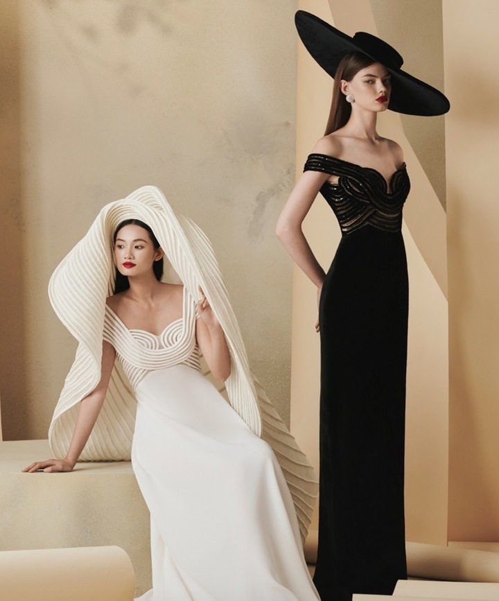 Kỹ thuật đính kết thủ công là linh hồn của toàn bộ bộ sưu tập. Riêng chiếc đầm cưới trong bộ sưu tập đã ngốn đúng 1 tháng thợ thủ công ngồi đan, lộn từng sợi dây, hoàn thiện từng chi tiết nhỏ nhất.