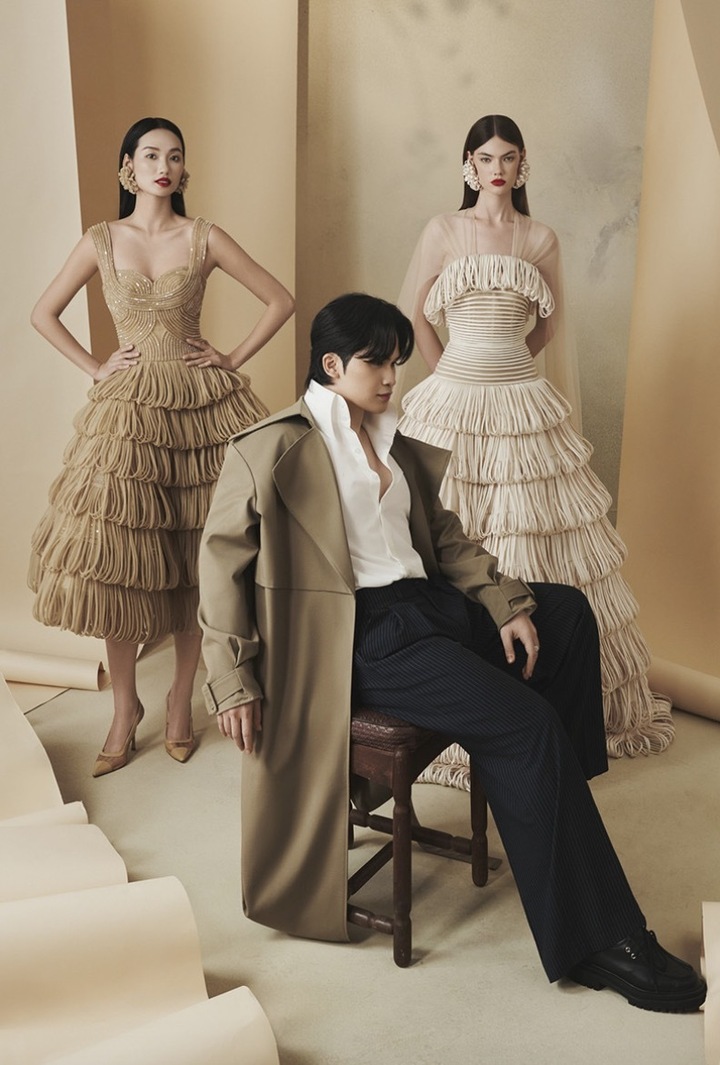 Xuất hiện trong vai trò "nàng thơ" của Nguyễn Phúc Tuấn trong BST mang tên "Numero 5: Người dấu yêu", Quỳnh Anh khoe trọn nhan sắc nổi bật.