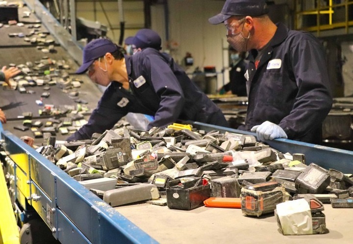 Các quốc gia ngày càng chú trọng vấn đề tái chế pin. (Ảnh: Inside EVs)