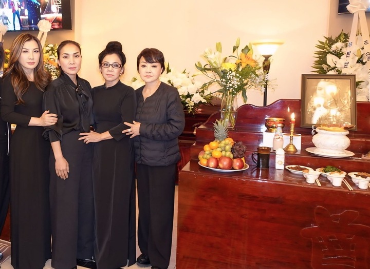 Danh ca Hương Lan cùng ca sĩ Hồng Ngọc, Trizzie Phương Trinh tại tang lễ.