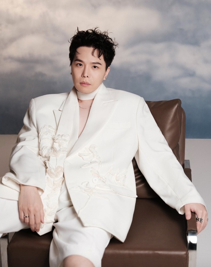 Trong giai đoạn từ năm 2009 đến 2020, nam nghệ sĩ duy trì tần suất làm việc khá đều đặn khi gần như mỗi năm đều phát hành từ một đến hai album.