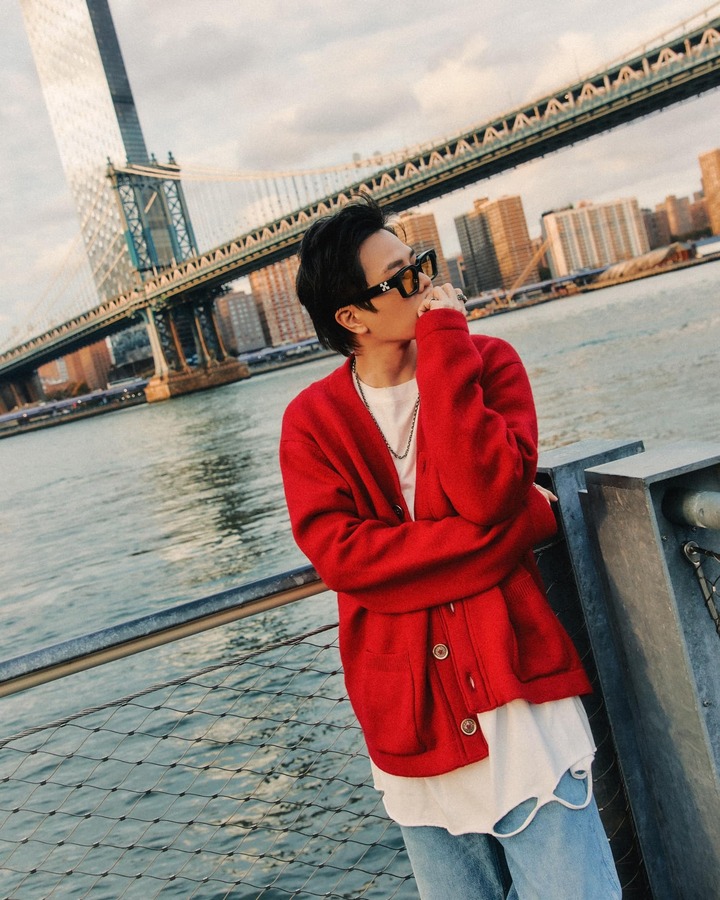 Tuy nhiên, những chuyên du lịch tại nhiều địa điểm sang trọng ở nước ngoài vẫn khiến không ít khán giả trầm trồ trước cuộc sống khá giả của nam nghệ sĩ.