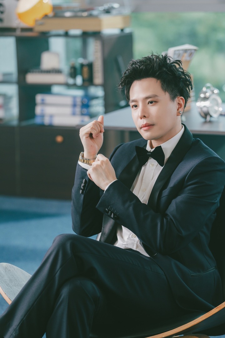 Ngoài hoạt động nghệ thuật, anh còn từng được nhiều người nhắc đến như một công tử của showbiz Việt khi có cuộc sống khá giả và khối tài sản đáng mơ ước.