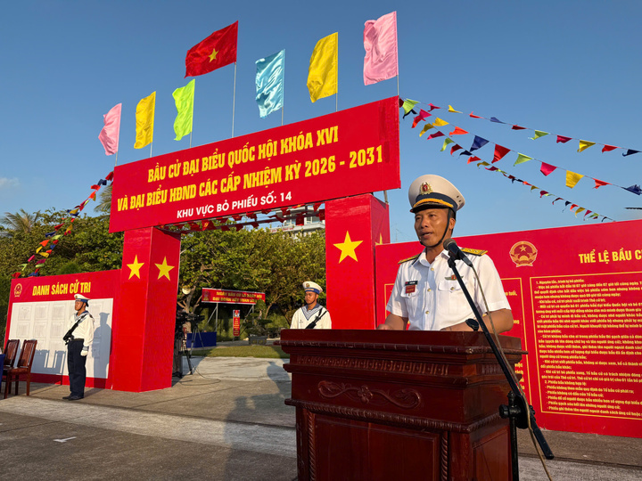 Trung tá Vũ Đức Quỳnh - Chỉ huy trưởng đảo Trường Sa, Tổ trưởng tổ bầu cử đảo Trường Sa, luyện tập phần quán triệt nội quy phòng bỏ phiếu và thể lệ bầu cử.