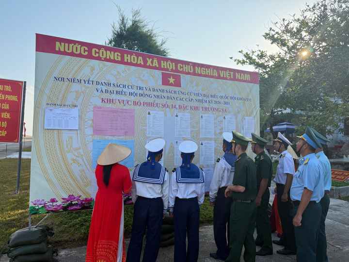 Cử tri nghiên cứu danh sách người ứng cử đại biểu Quốc hội và HĐND các cấp nhiệm kỳ 2026-2031.