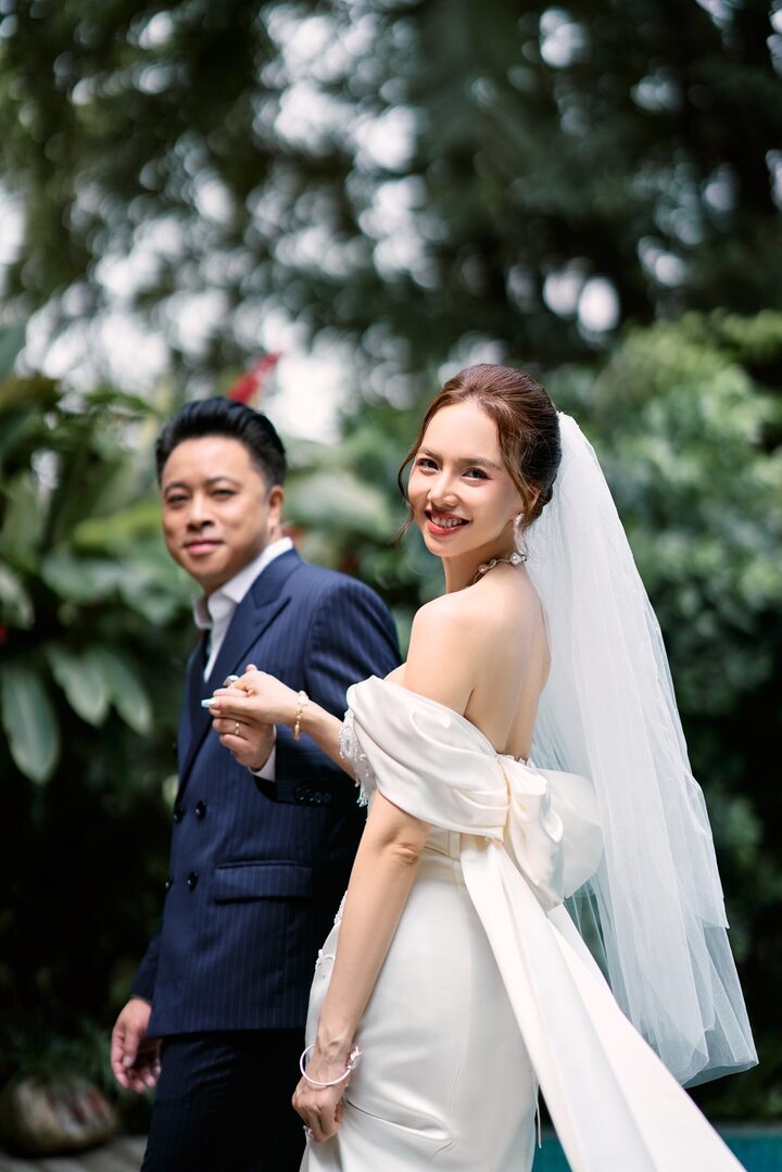 "Khi gặp một người khiến em muốn trở nên tốt đẹp hơn, hiền lành hơn, giỏi giang và đáng yêu hơn, và em đã dành 10 năm nỗ lực làm điều đó! Không phải để chứng minh gì với thế giới, mà chỉ để anh thấy em tiến bộ, mà quan trọng hơn là em có thể phụ giúp mọi việc lớn nhỏ khi anh cần", Đinh Ngọc Diệp viết.