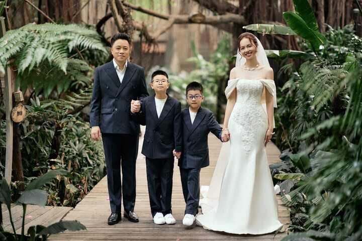 Trong dịp kỷ niệm 10 năm ngày cưới, vợ chồng Đinh Ngọc Diệp - Victor Vũ thực hiện bộ ảnh cưới cùng hai con trai. Sau 1 thập kỷ về chung nhà cùng Victor Vũ, Đinh Ngọc Diệp thấy mình được là công chúa, được yêu thương, chăm sóc và được chiều chuộng hết lòng.