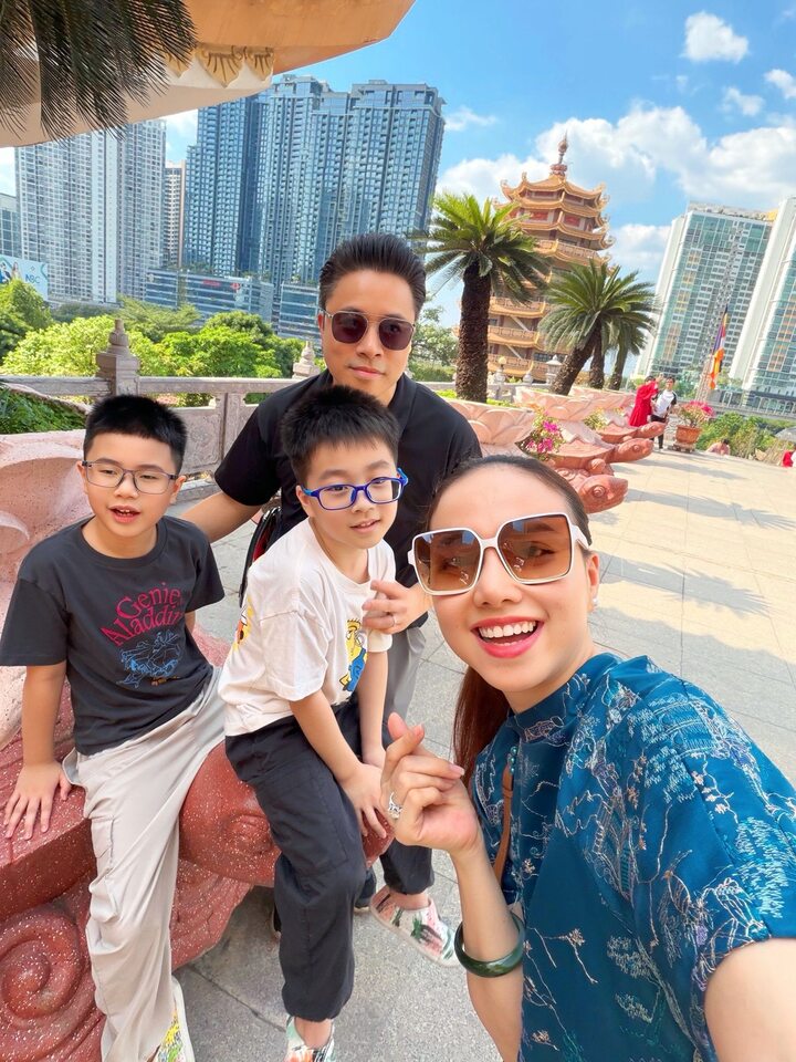 Ngoài những phút giây sóng gió, Victor Vũ - Đinh Ngọc Diệp còn có nhiều khoảnh khắc hạnh phúc, lãng mạn, tự "hâm nóng" tình yêu. Gia đình họ cùng đi du lịch và luôn hướng về nhau.