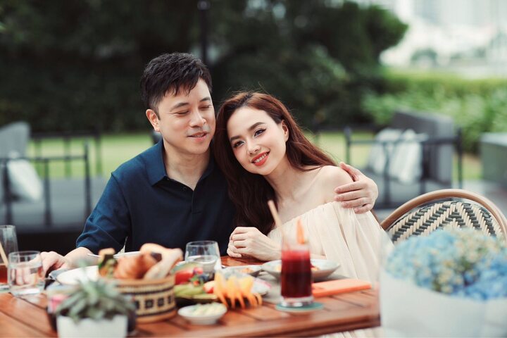 Chia sẻ với PV Báo điện tử VTC News, Đinh Ngọc Diệp từng nói tình cảm của ông xã "như một tia nắng, đủ ấm nhưng không chói lóa khiến cô cảm thấy yên tâm và được an ủi".