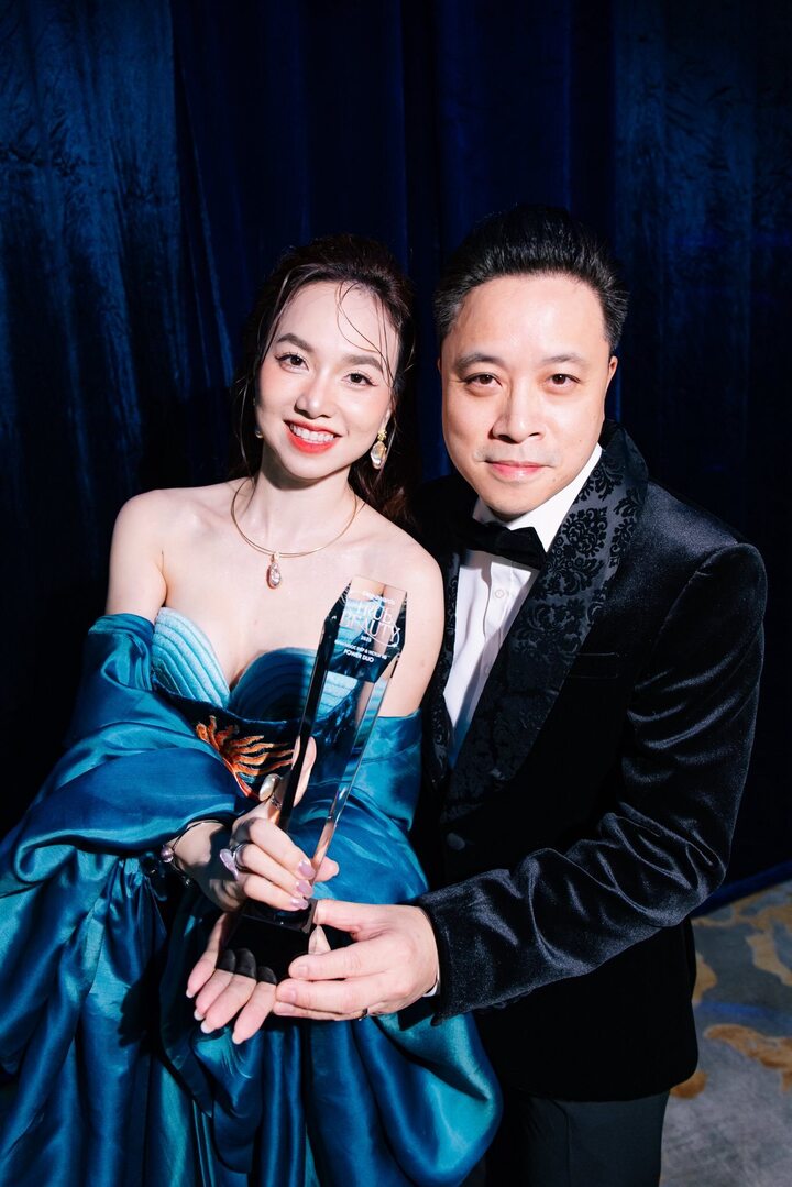 Với nữ diễn viên, việc ở bên một người đàn ông mang trong mình lý tưởng lớn, sự tận tụy đến mức xem điện ảnh là lẽ sống đã thay đổi hoàn toàn cách cô nhìn nhận công việc và cuộc đời.