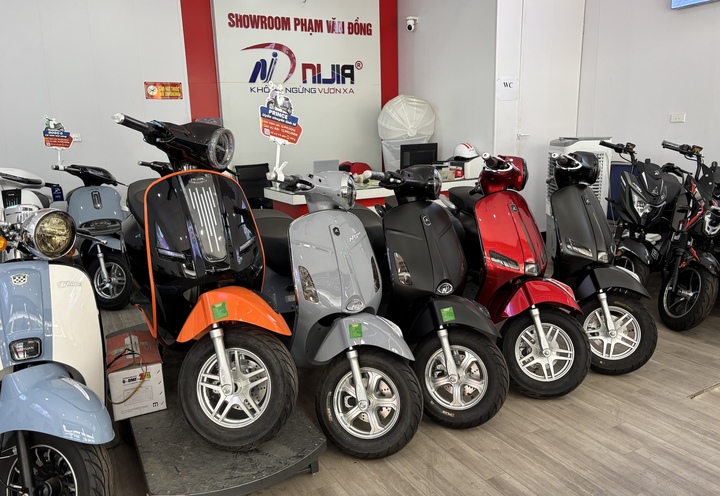 Các mẫu xe điện Ninja có thiết kế gần giống xe Vespa. (Ảnh: Công Hiếu)