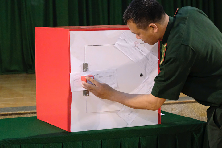 Thùng phiếu được niêm phong, đóng dấu trước khi các cử tri bỏ phiếu.