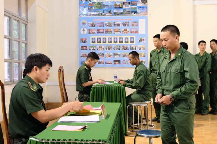 Các cử tri làm thủ tục trước khi bỏ phiếu.