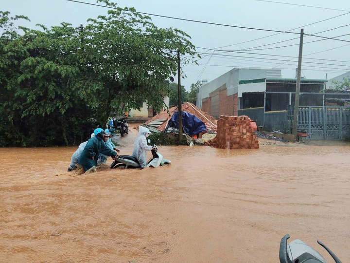 Mưa lớn khiến Quốc lộ 55 ngập sâu, nhiều phương tiện chết máy. Ảnh: Người dân cung cấp