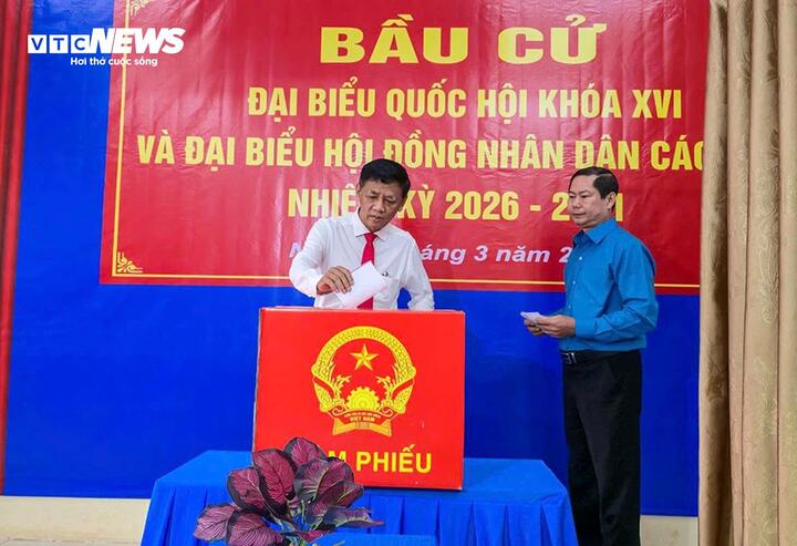 Chủ tịch Hội đồng Dân tộc Quốc hội Lâm Văn Mẫn bỏ phiếu gần nơi cư trú.