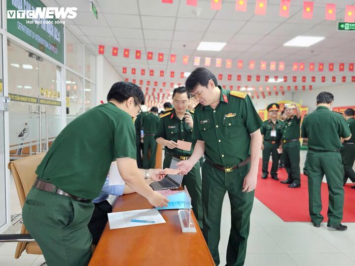 Việc tổ chức bầu cử tại bệnh viện diễn ra an toàn, đúng quy định. (Ảnh: Nguyễn Liến)