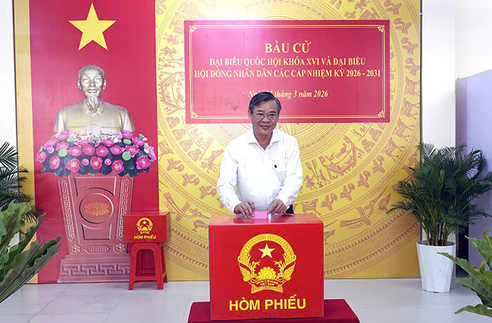 Ông Trương Cảnh Tuyên, Chủ tịch UBND TP Cần Thơ bỏ phiếu. (Ảnh: Báo Cần Thơ)