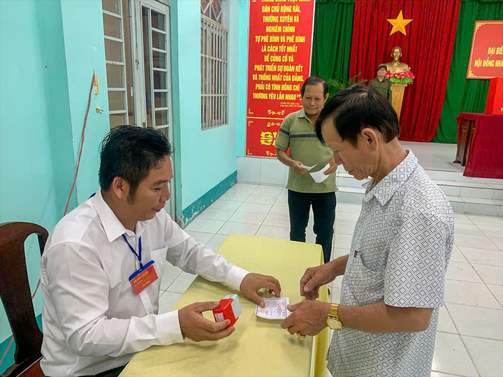 Cử tri đóng dấu xác nhận hoàn thành việc bầu cử. (Ảnh: Báo Cần Thơ)