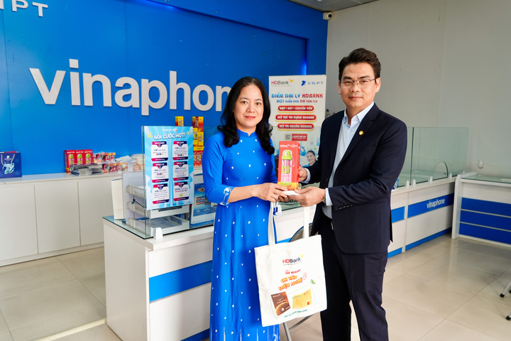Khách hàng đến trải nghiệm dịch vụ Đại lý thanh toán tại điểm giao dịch VNPT sẽ nhận những phần quà tiện dụng từ HDBank.
