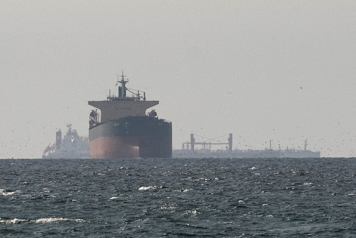 Tàu thuyền gần eo biển Hormuz. (Ảnh: Reuters)