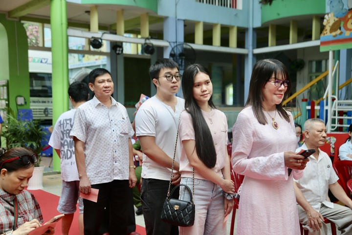 Gia đình 3 thế hệ của bà Dương Thị Thu Cúc ở phường Xuân Hòa cùng nhau đi bỏ phiếu.