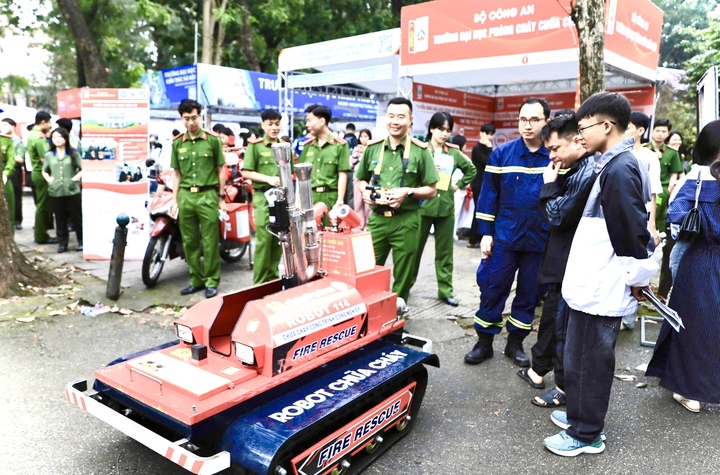 Robot chữa cháy thử nghiệm khu vực gian hàng tư vấn tuyển sinh của Đại học Phòng cháy chữa cháy tại Ngày hội tư vấn Tuyển sinh - hướng nghiệp 2026.
