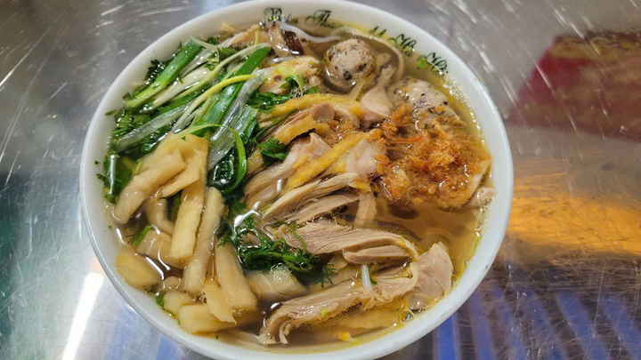 Một bát bún thang ngon không chỉ đánh thức vị giác mà còn chinh phục thị giác. (Ảnh: Bún thang Bà Nhung)