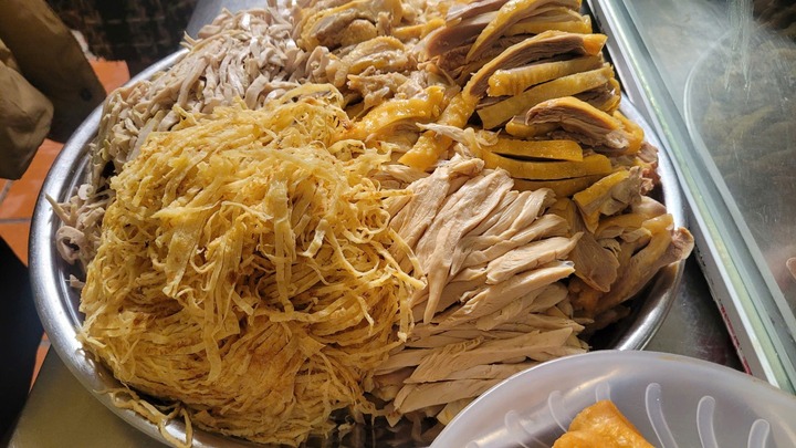 Một bát bún thang đúng chuẩn cần tới khoảng 20 nguyên liệu khác nhau. (Ảnh: Bún thang Bà Nhung)