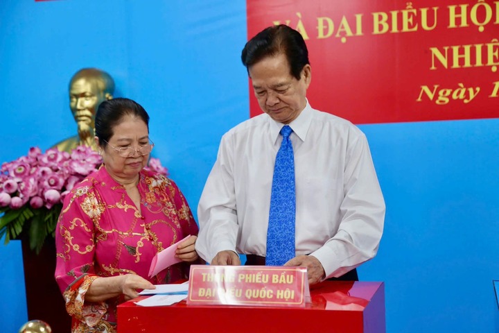 Nguyên Thủ tướng Nguyễn Tấn Dũng và phu nhân bỏ phiếu.