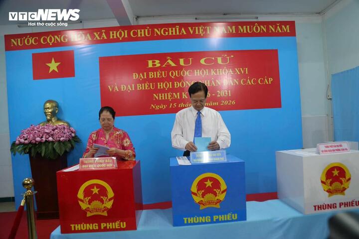 Nguyên Thủ tướng Nguyễn Tấn Dũng và phu nhân bỏ phiếu.